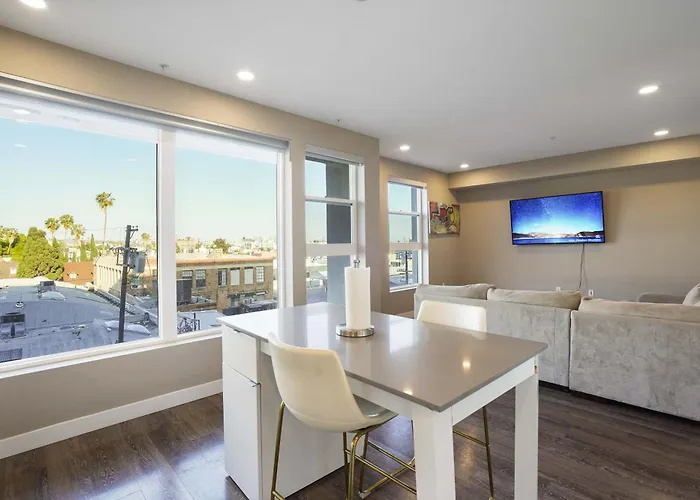 West Hollywood 2Br Flat Steps To Shopping Dining Entertainment