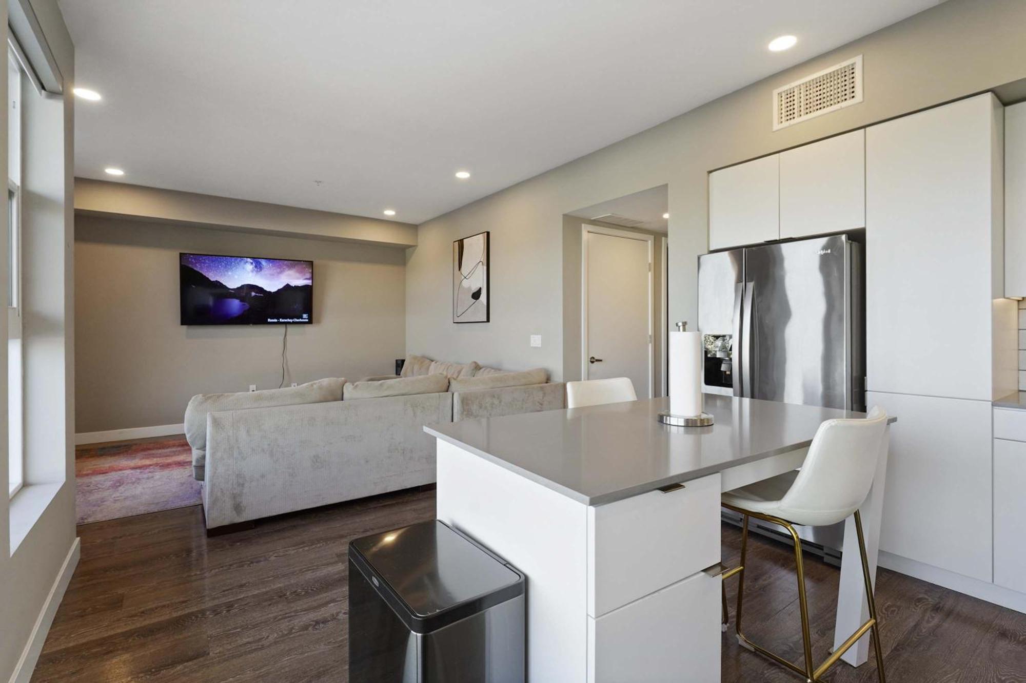 West Hollywood 2br Flat Steps To Shopping Dining Entertainment Apartment *