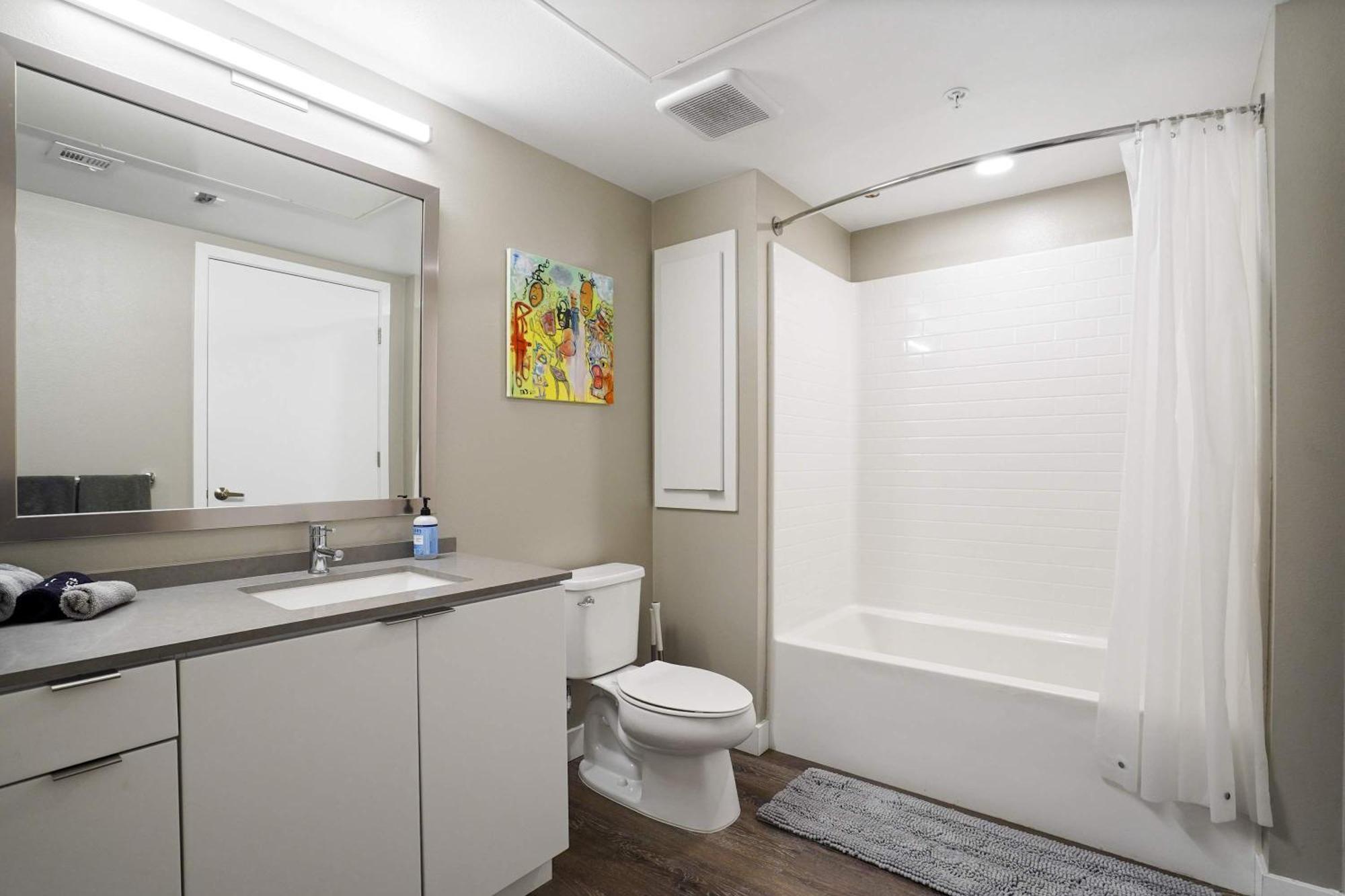West Hollywood 2br Flat Steps To Shopping Dining Entertainment Apartment