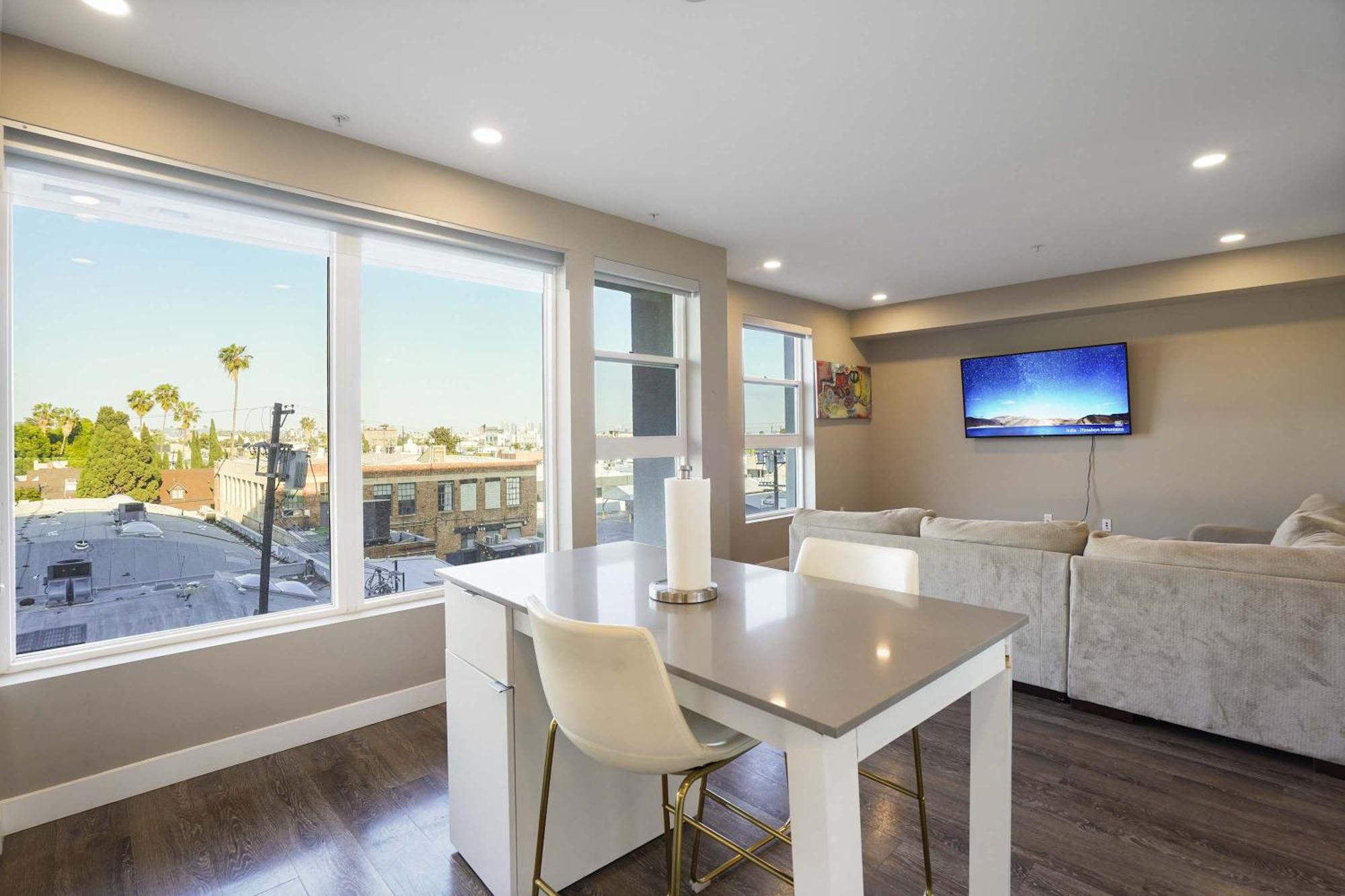 West Hollywood 2br Flat Steps To Shopping Dining Entertainment *