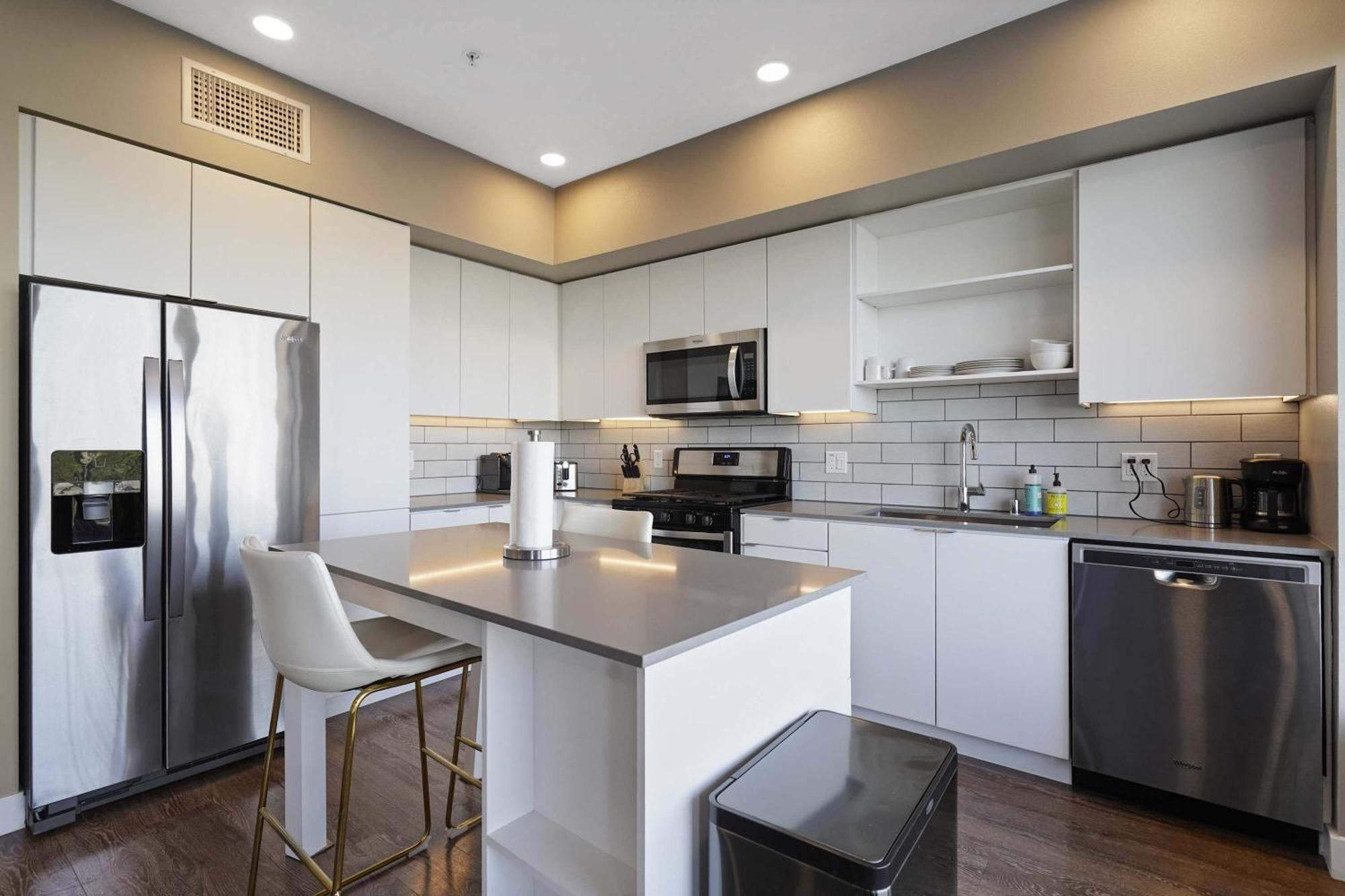 West Hollywood 2br Flat Steps To Shopping Dining Entertainment Apartment Los Angeles